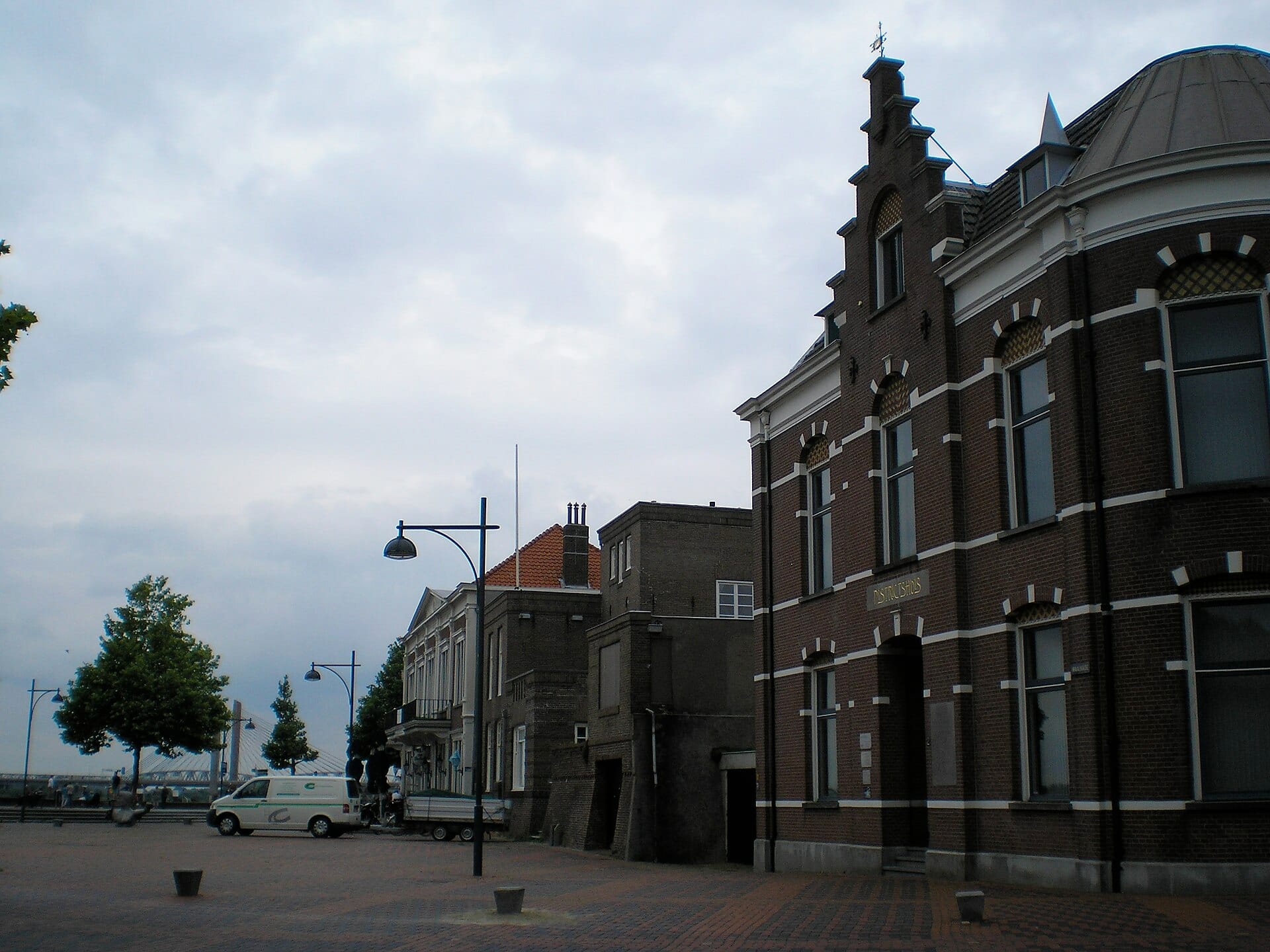 OLYMPUS DIGITAL CAMERA Waalkade in gemeente Zaltbommel, gezicht op de kade langs de Waal