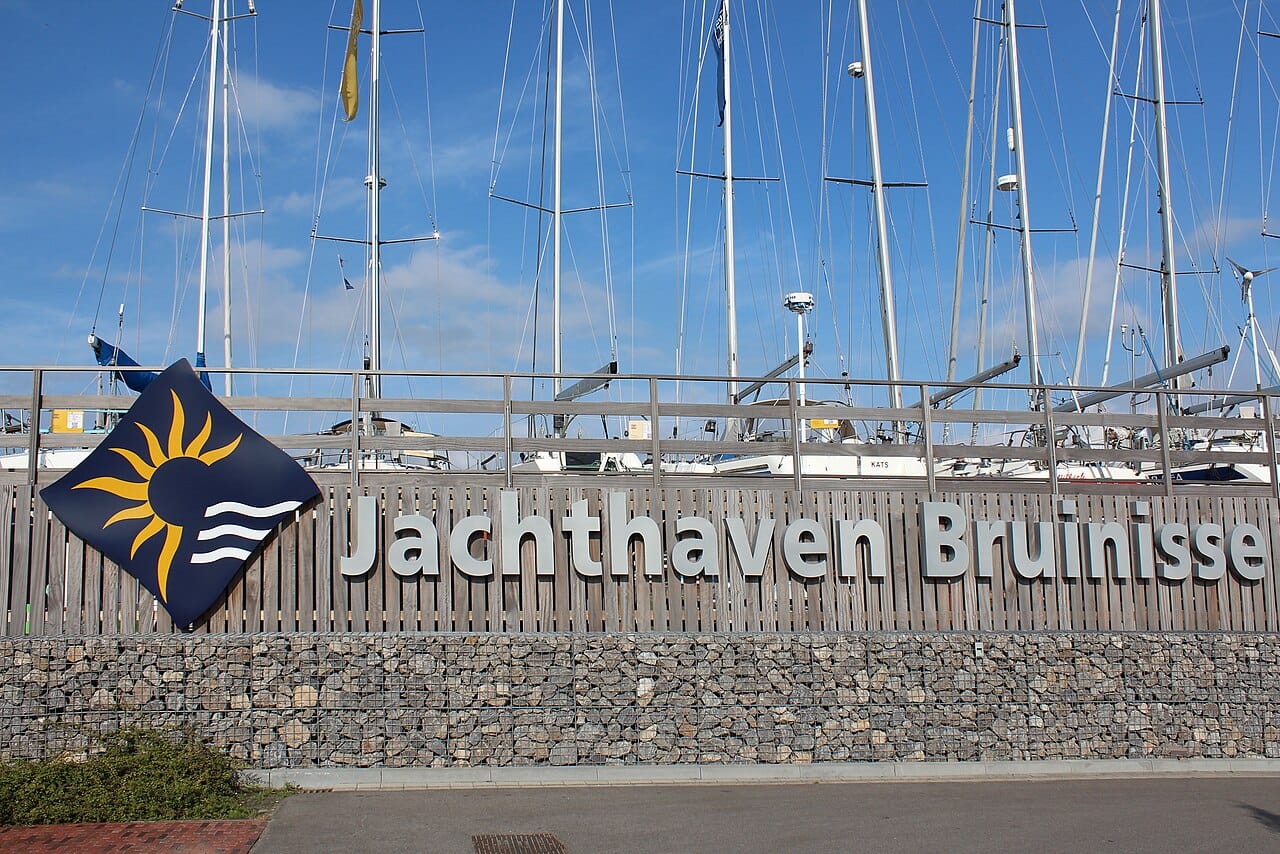 zeilen-grevelingenmeer-nk-bruinisse Zeilen op het Grevelingenmeer: jachthaven Bruinisse met masten van zeilboten onder een blauwe lucht